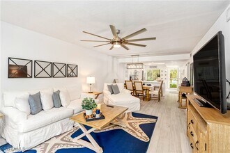 3001 Sandpiper Bay Cir in Naples, FL - Foto de edificio - Building Photo