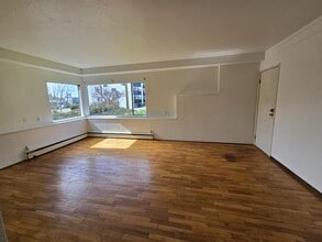 611 Fernhill Rd in Victoria, BC - Building Photo - Building Photo