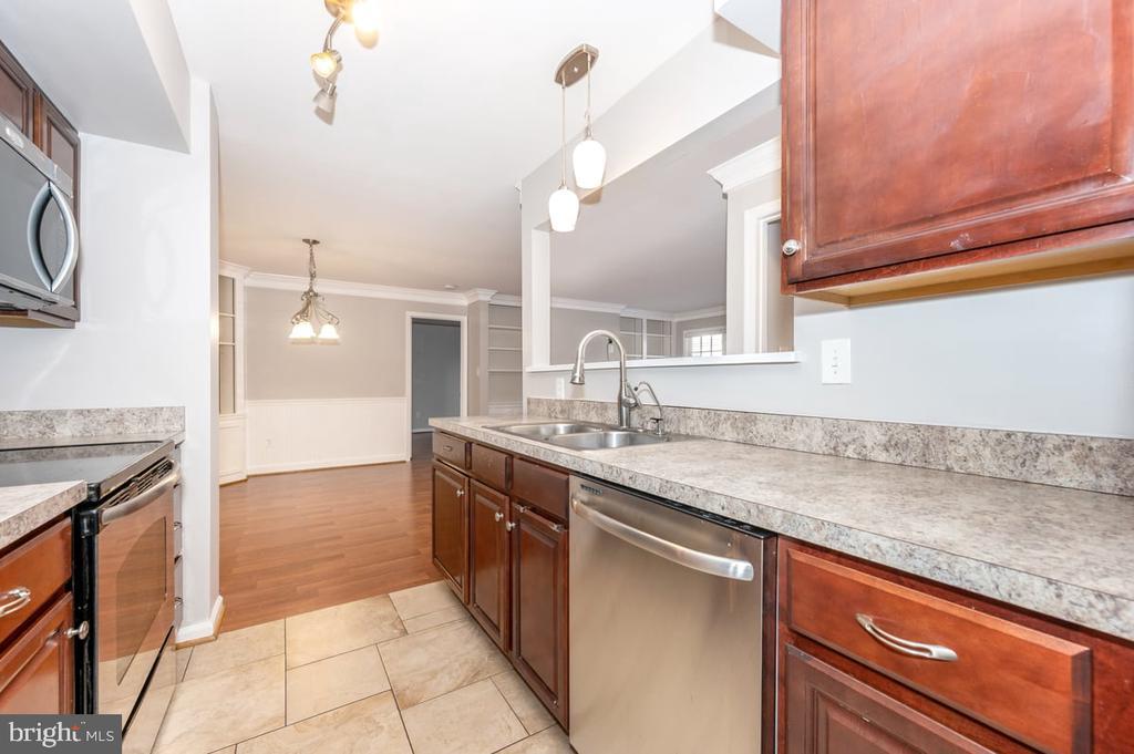 20507 Shadyside Way in Germantown, MD - Building Photo