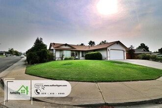 2875 Tropicana Ct in Redding, CA - Building Photo - Building Photo