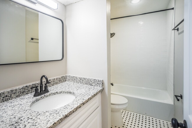 Den Apartments in Memphis, TN - Building Photo - Interior Photo
