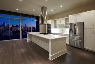 Brady in Dallas, TX - Foto de edificio - Building Photo