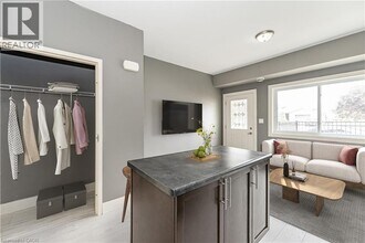 689 Doon Village Rd in Kitchener, ON - Building Photo - Building Photo