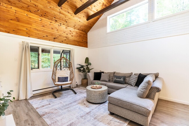 36 Venable Rd in Harrisville, NH - Foto de edificio - Building Photo