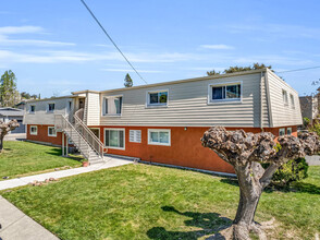 Harnley's Hillside Apartments in Benicia, CA - Building Photo - Building Photo