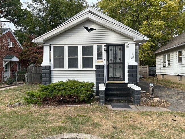 property at 1107 E Seneca Pl