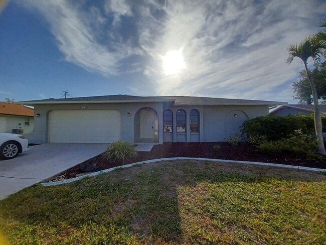 SECTION 8!! 3/2 With Fenced Yard!!! in Cape Coral, FL - Foto de edificio - Building Photo