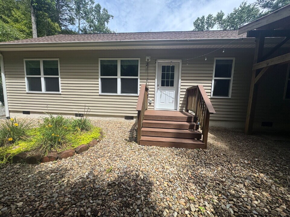 221 Indian Ridge Trail in Hendersonville, NC - Building Photo