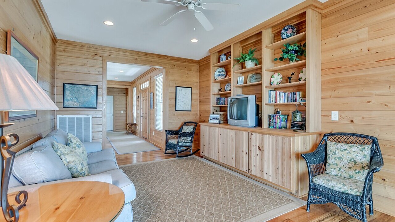 630 Parker Dr in Pawleys Island, SC - Building Photo