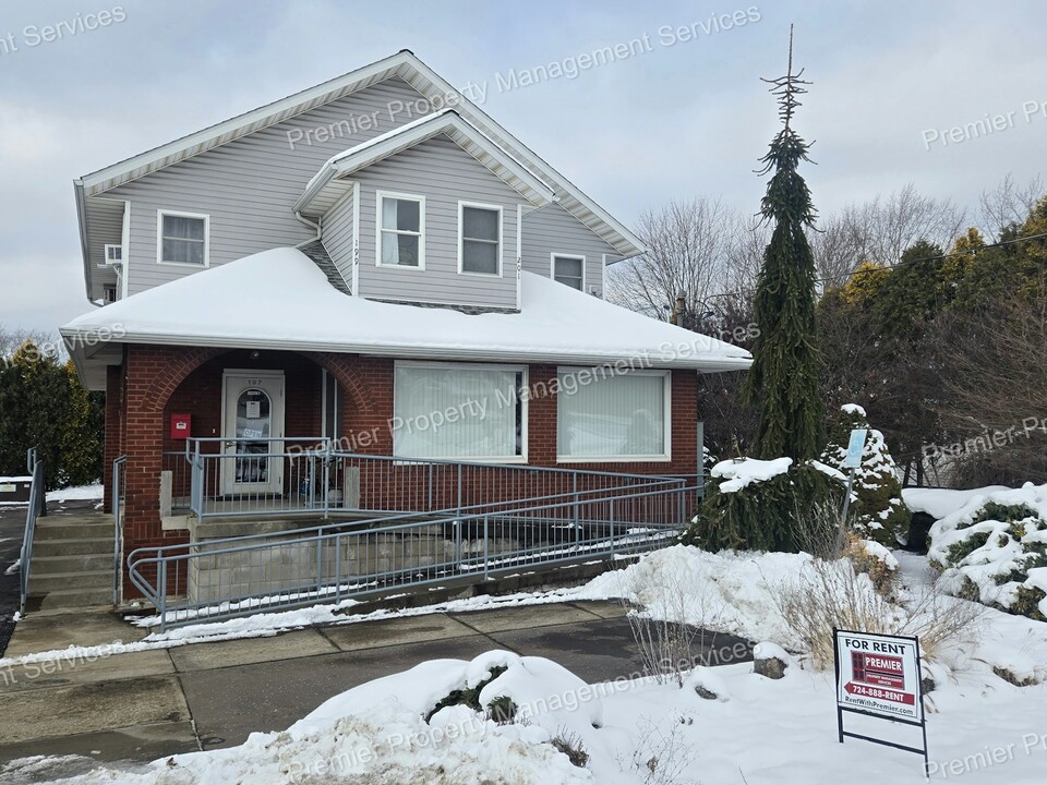 201 N Buhl Farm Dr in Hermitage, PA - Building Photo