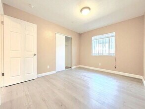 1385 E Vernon Ave in Los Angeles, CA - Foto de edificio - Building Photo