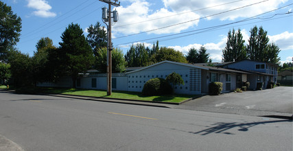 Holiday House Apartments in Tumwater, WA - Building Photo - Building Photo