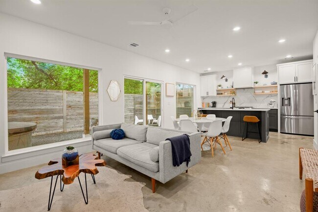property at 1413 Montopolis Dr