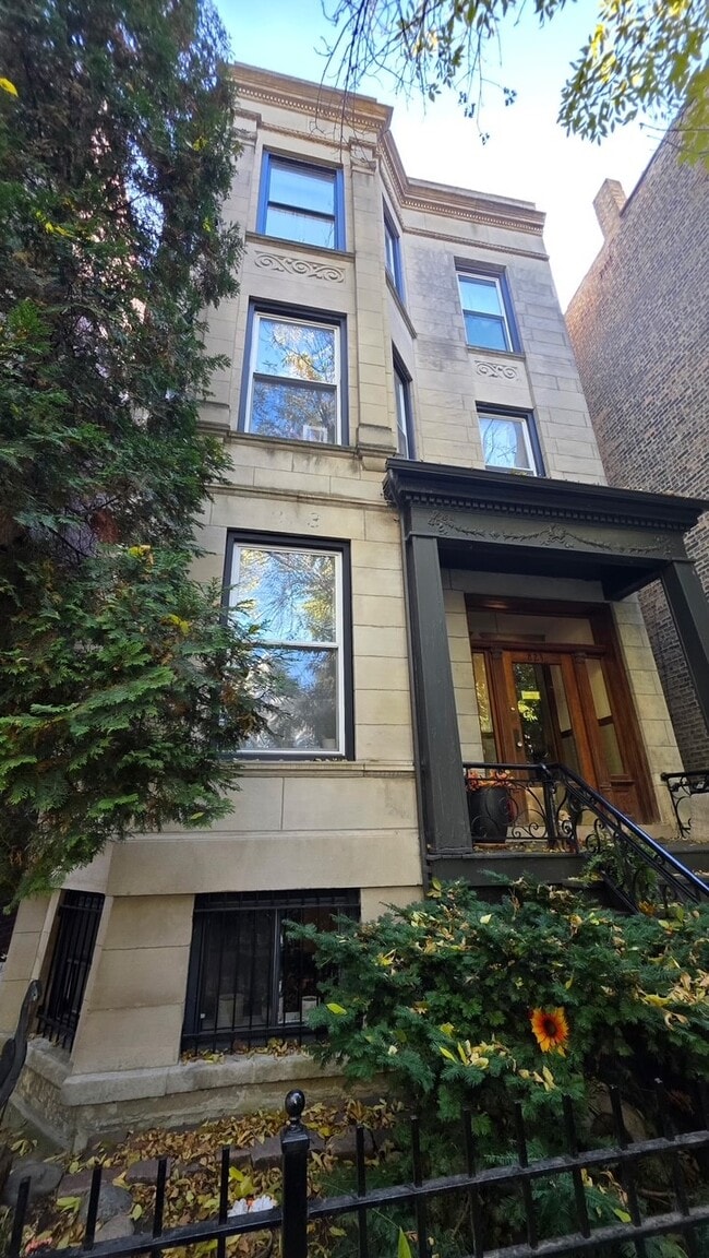 823 W Roscoe St, Unit Garden