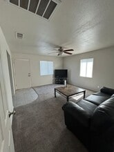 1352 Fitzgerald Ln in Hanford, CA - Building Photo - Building Photo