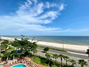 2228 Beach Dr, Unit 504 in Gulfport, MS - Foto de edificio - Building Photo