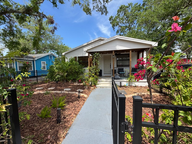 911 James Ave S in St. Petersburg, FL - Foto de edificio