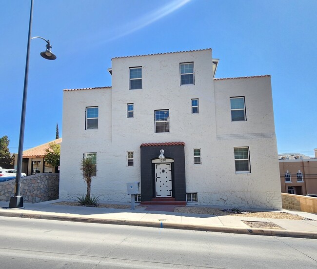 1210 N Oregon St