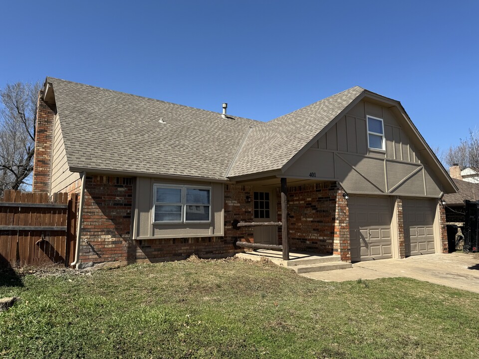 401 S Morgan Dr in Moore, OK - Building Photo