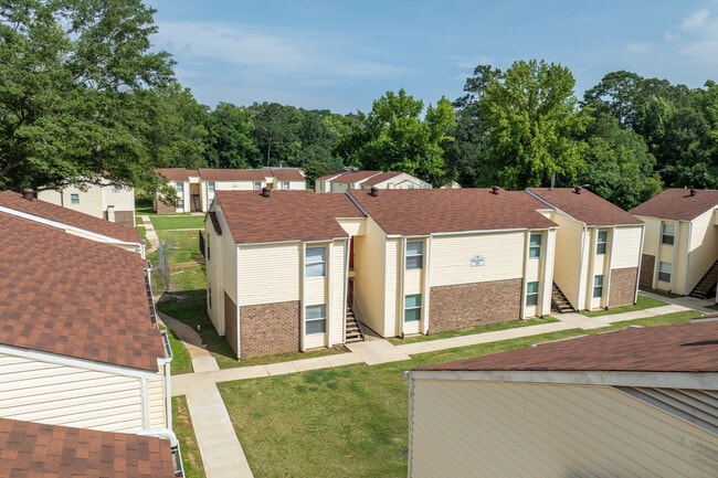 The Retreat at Lakeside Apartments