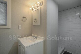 1102 S Crisp Ave in Independence, MO - Building Photo - Building Photo