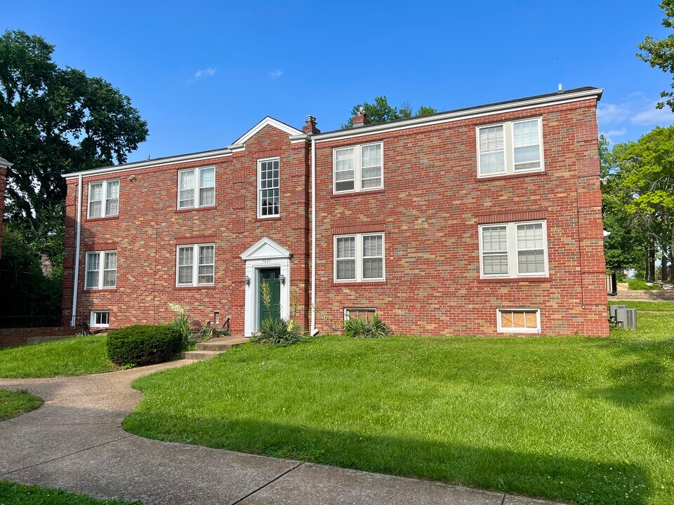 7627 Delmar Blvd in University City, MO - Building Photo