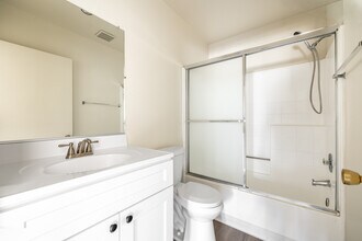 8541 Foothill Blvd in Sunland, CA - Building Photo - Interior Photo