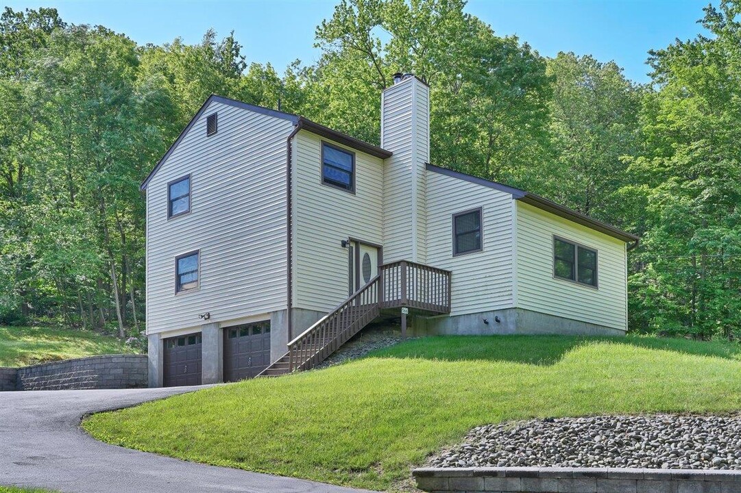 566 Bull Mill Rd in Chester, NY - Building Photo