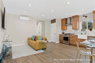 1018 W Maple Ave in Orange, CA - Building Photo - Building Photo