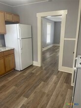 205 E Kingsbury St in Seguin, TX - Building Photo - Building Photo