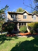 M9 Stonehedge Dr in South Burlington, VT - Building Photo