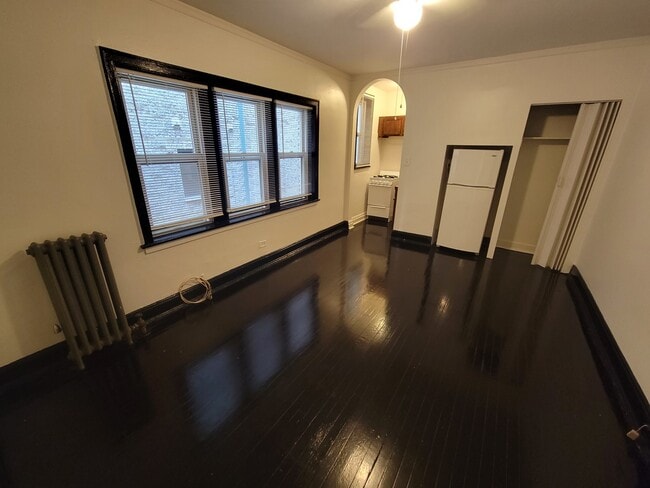 property at 834 W Fullerton Ave