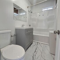 32 Charles St, Unit 2 in Holyoke, MA - Building Photo