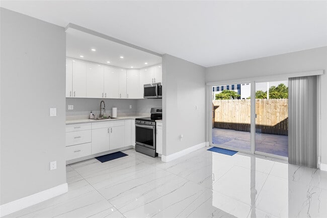 5925 SW 36th Ct in Davie, FL - Building Photo - Building Photo