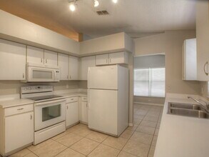 1316 Whitewood Way in Clermont, FL - Foto de edificio - Building Photo