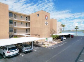 7910 Sun Island Dr S, Unit 105 in South Pasadena, FL - Building Photo