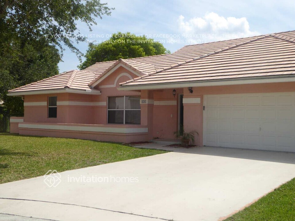 126 NW 164th Ave in Pembroke Pines, FL - Building Photo