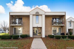 1671 Cass Lake Rd in Keego Harbor, MI - Building Photo