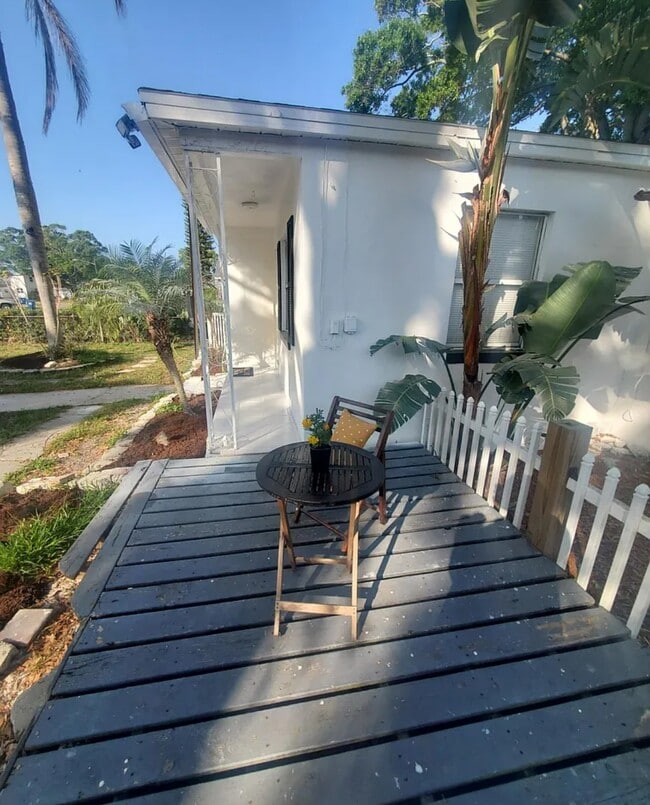 5560 Kelly Dr N, Unit KELLY DR in St. Petersburg, FL - Foto de edificio - Building Photo