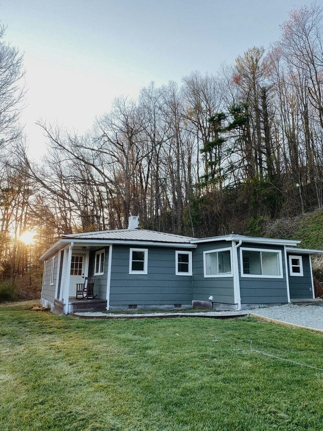 151 Sunnyside Dr in Boone, NC - Building Photo - Building Photo