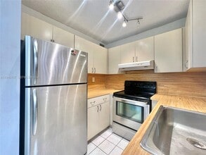 5930 W 25th Ct in Hialeah, FL - Building Photo - Building Photo