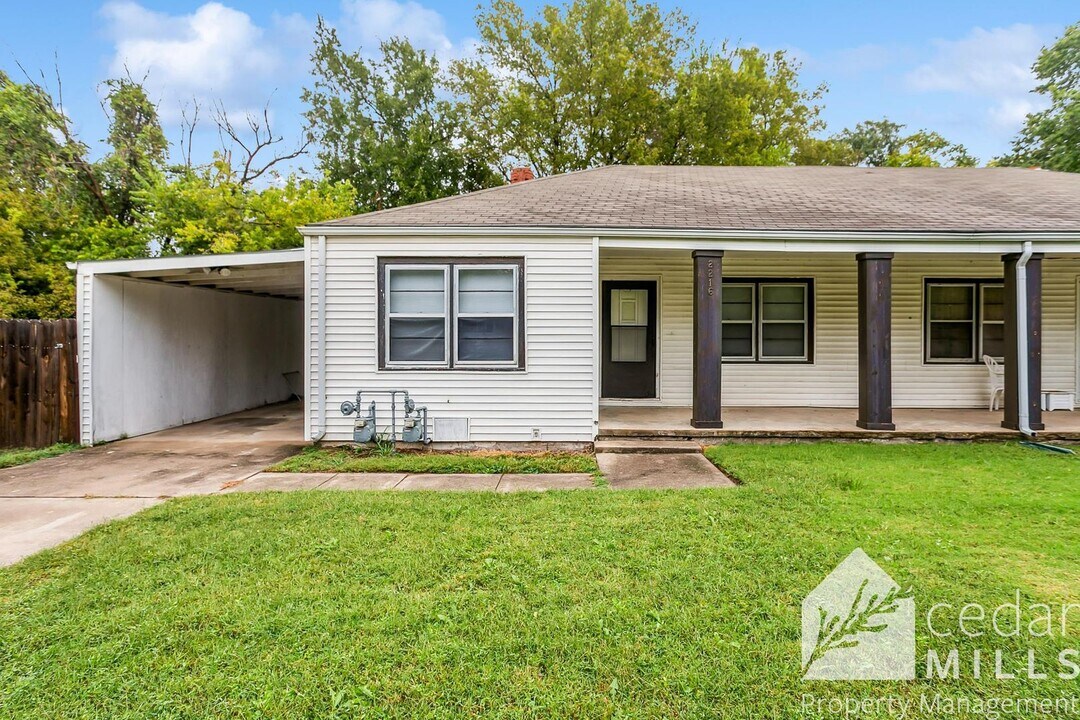 2216 S Greenwood St in Wichita, KS - Building Photo