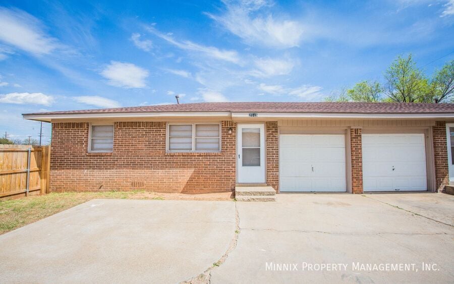 2113 S Loop 289 in Lubbock, TX - Building Photo