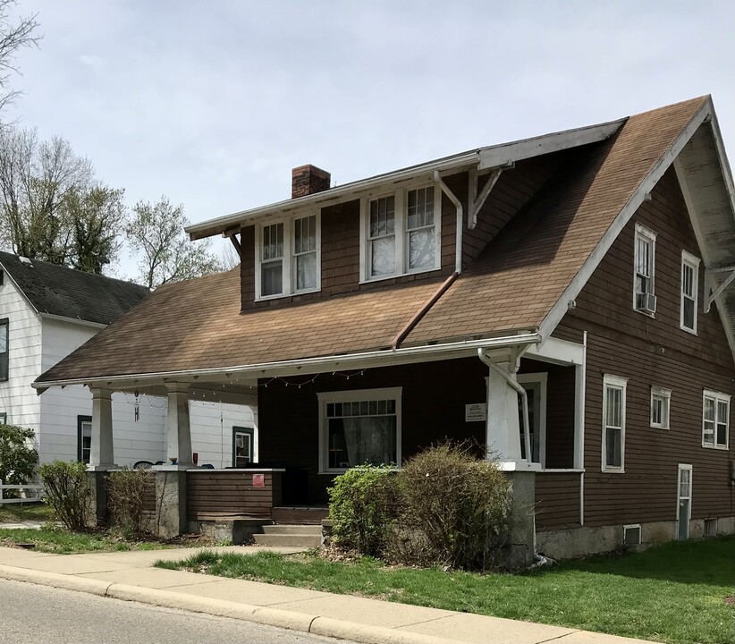 77 N High St in Athens, OH - Foto de edificio