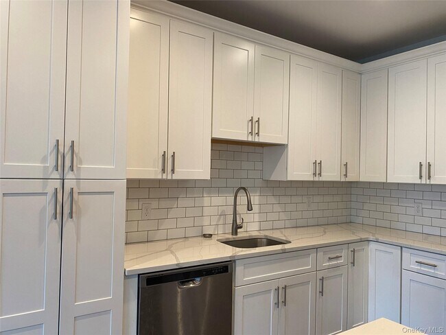 840 Montauk Hwy in Copiague, NY - Building Photo - Building Photo