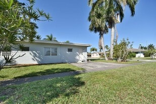 250 SE Park St in Dania Beach, FL - Building Photo