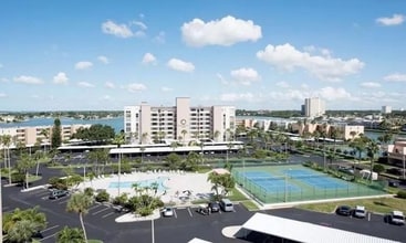 7420 Bay Island Dr S in South Pasadena, FL - Foto de edificio - Building Photo