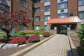 Westbrook Apartments in Hillside, IL - Foto de edificio - Building Photo