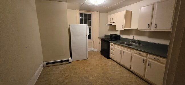 154 Court St, Unit 3 in Bangor, ME - Building Photo - Building Photo