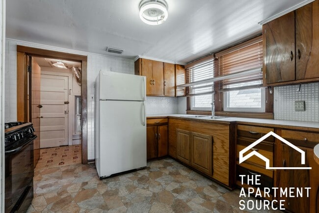 1334 W Barry Ave